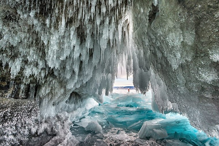 Ледяной грот на берегу Ольхона, сосульки на своде